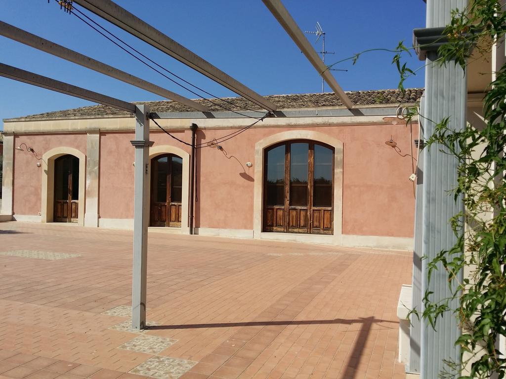La Taverna Floridia Exterior photo